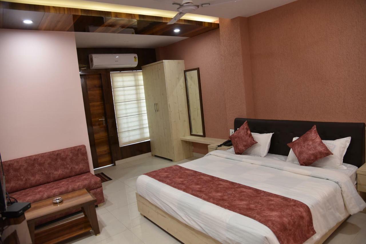 Hotel Pushpanjali Bhopal Bagian luar foto